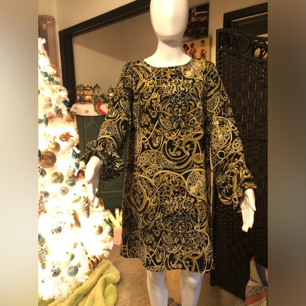 Elegant Black and Gold Patterned Dress
H&M